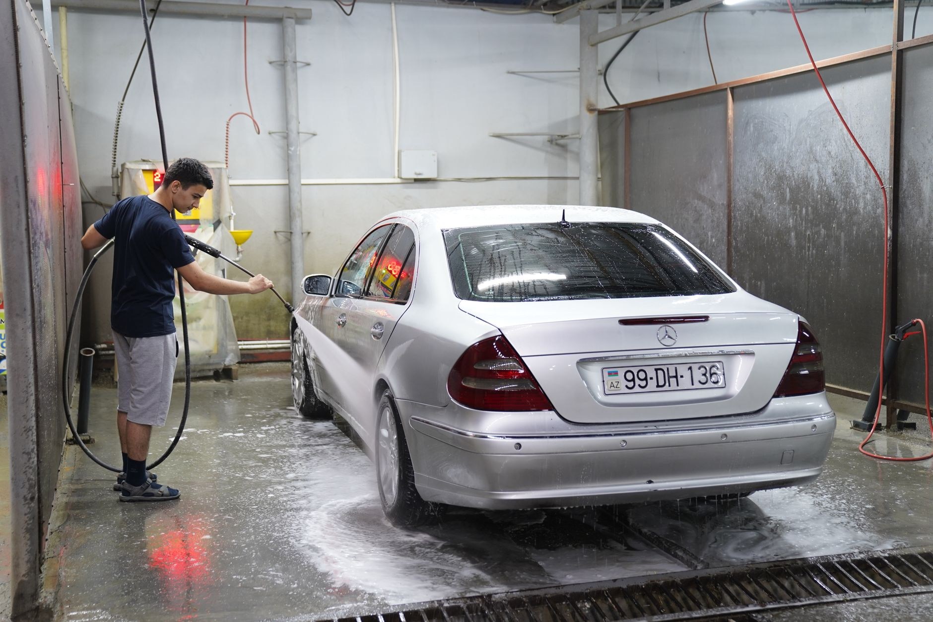 Ammattitaitoinen autojen pesu käynnissä